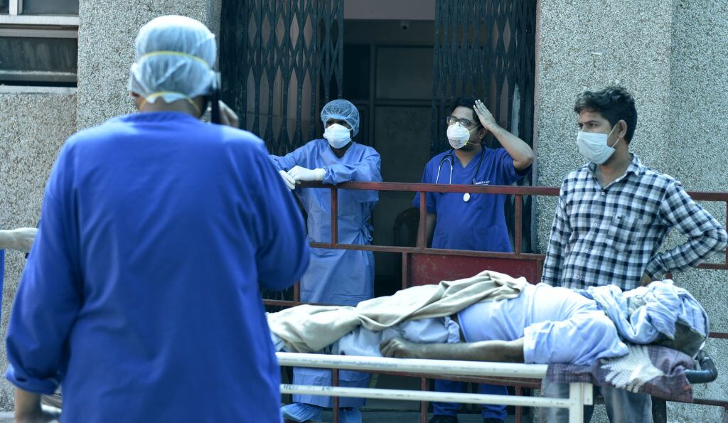 Paciente del Covid-19 llega a un centro médico en India