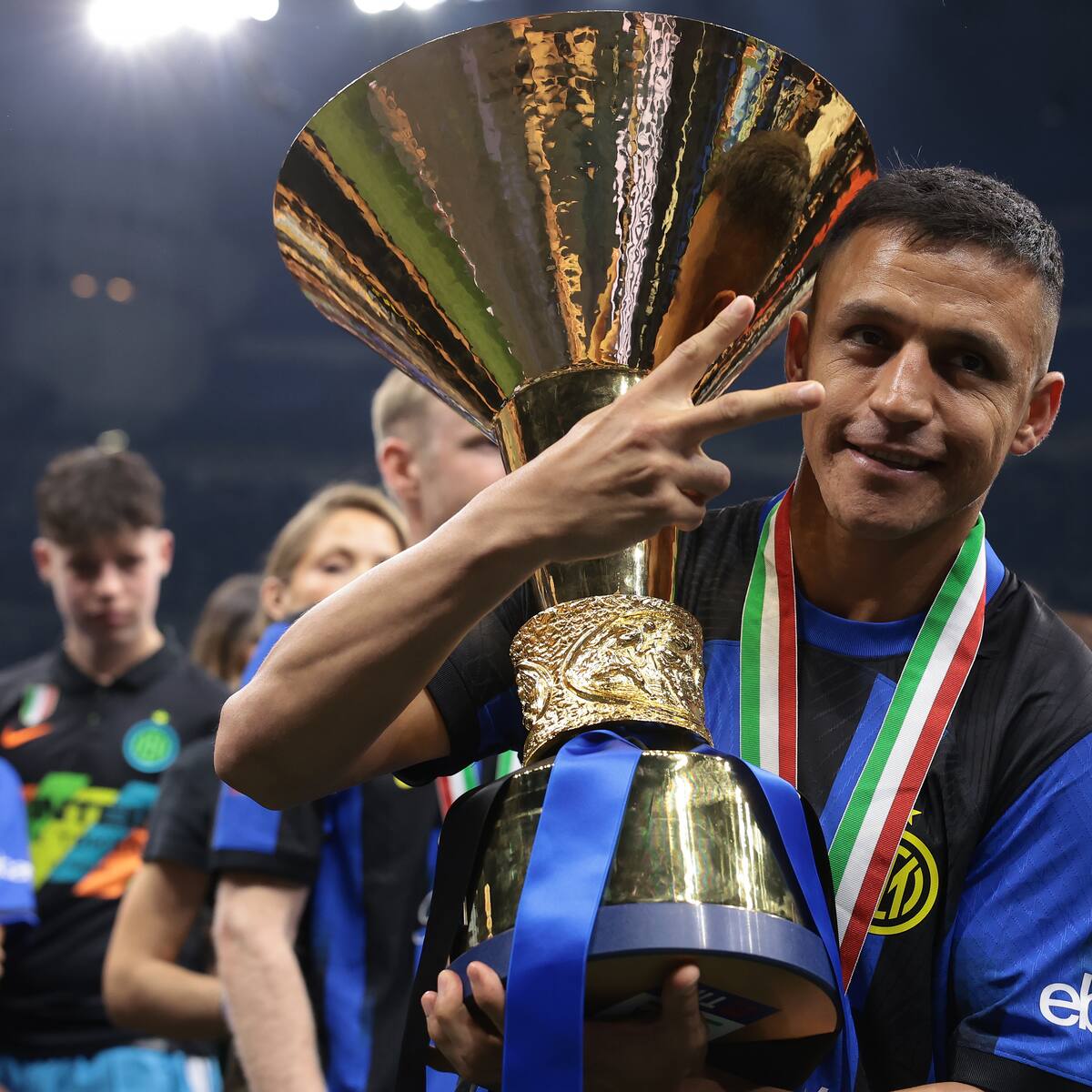 En los festejos del campeón: Alexis Sánchez fue clave en forzado empate del Inter ante la Lazio por la Serie A