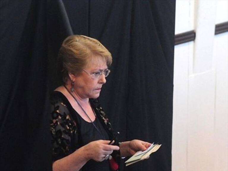 Presidenta Bachelet votó en colegio de La Reina