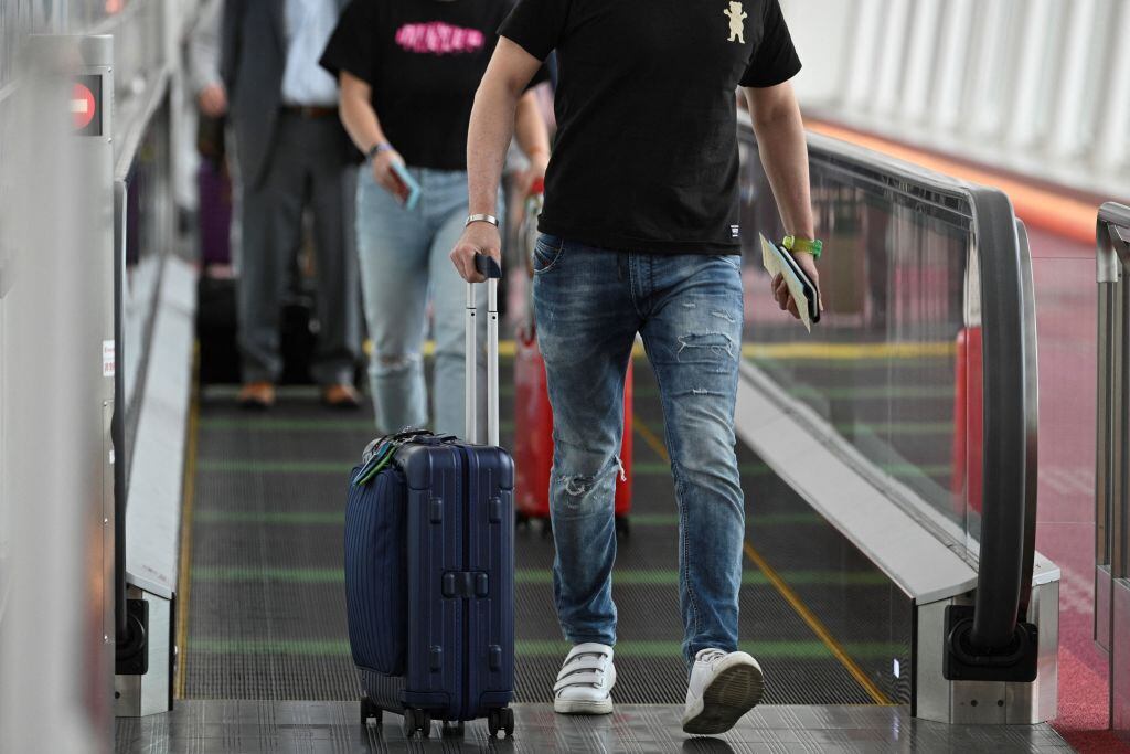 Pasajeros arriban al aeropuerto Haneda de Tokio para hacer turismo