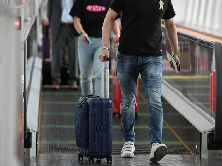 Pasajeros arriban al aeropuerto Haneda de Tokio para hacer turismo