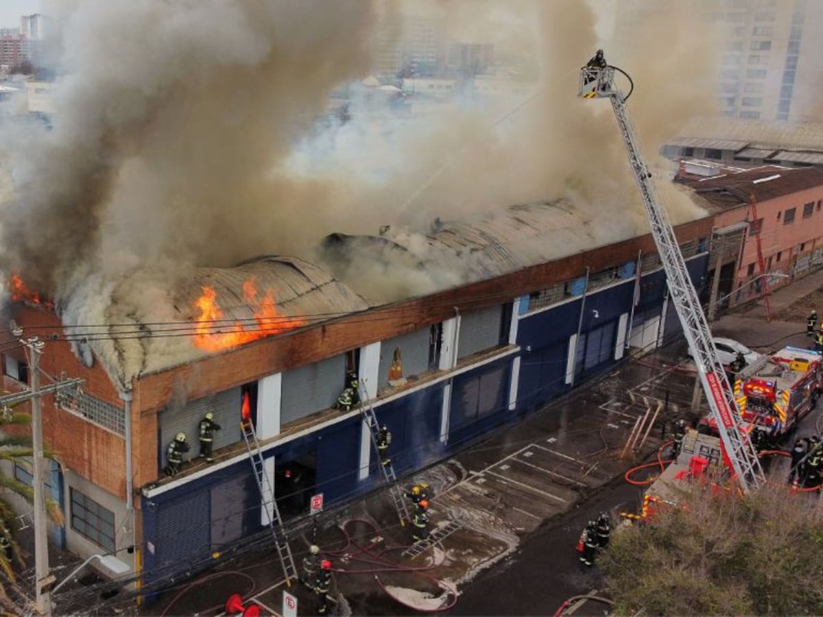 Incendio en edificio de la PDI en San Miguel: hay dos lesionados, 150 policías evacuados y municiones en peligro de explotar