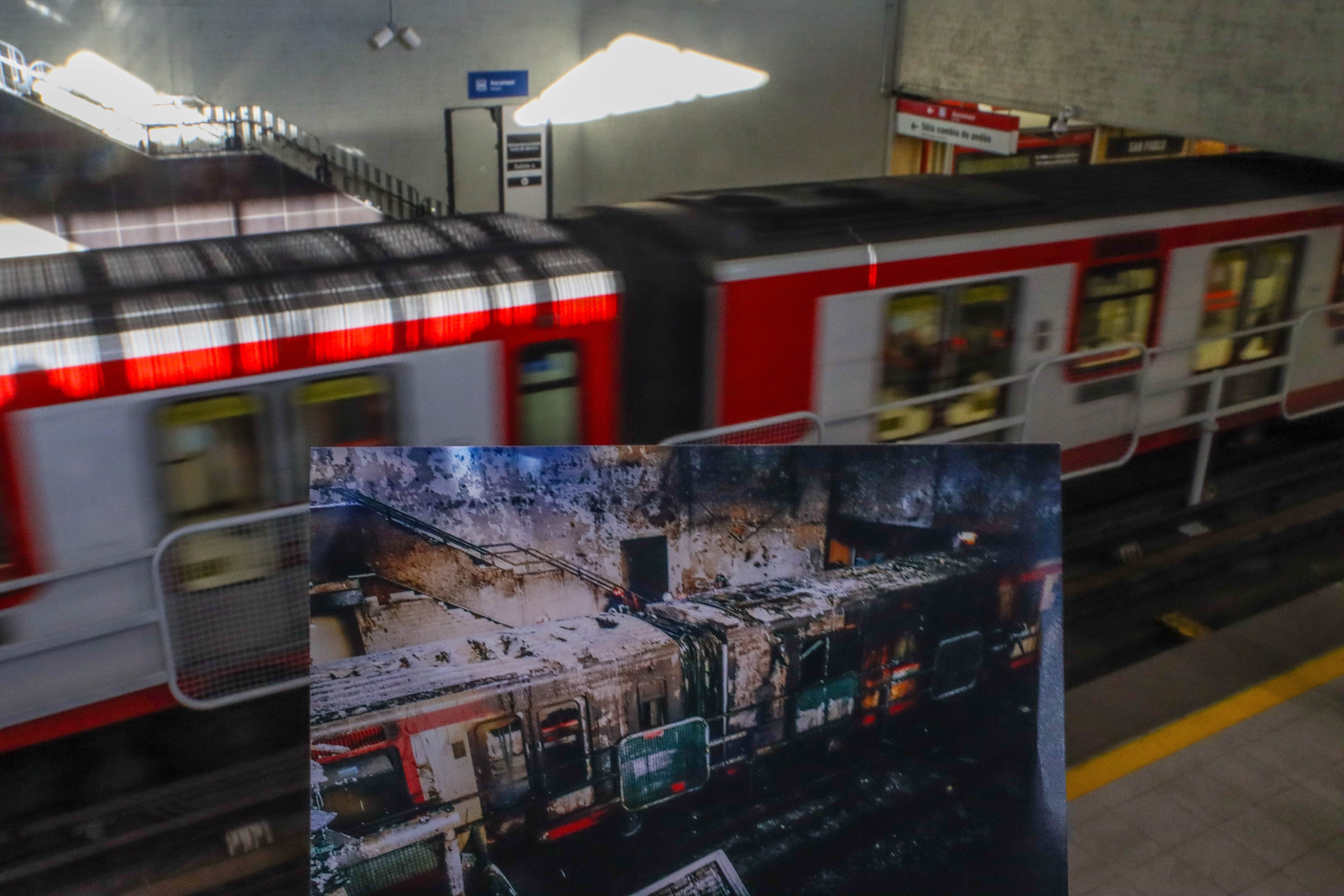 17 DE OCTUBRE DE 2021 / SANTIAGO
Las calles de la región metropolitana recuerdan como fue vivir el 18 de octubre, hace dos años. Desconocidos incendiaron estación San Pablo del metro de Santiago.
FOTO: JUAN FARIAS / AGENCIAUNO