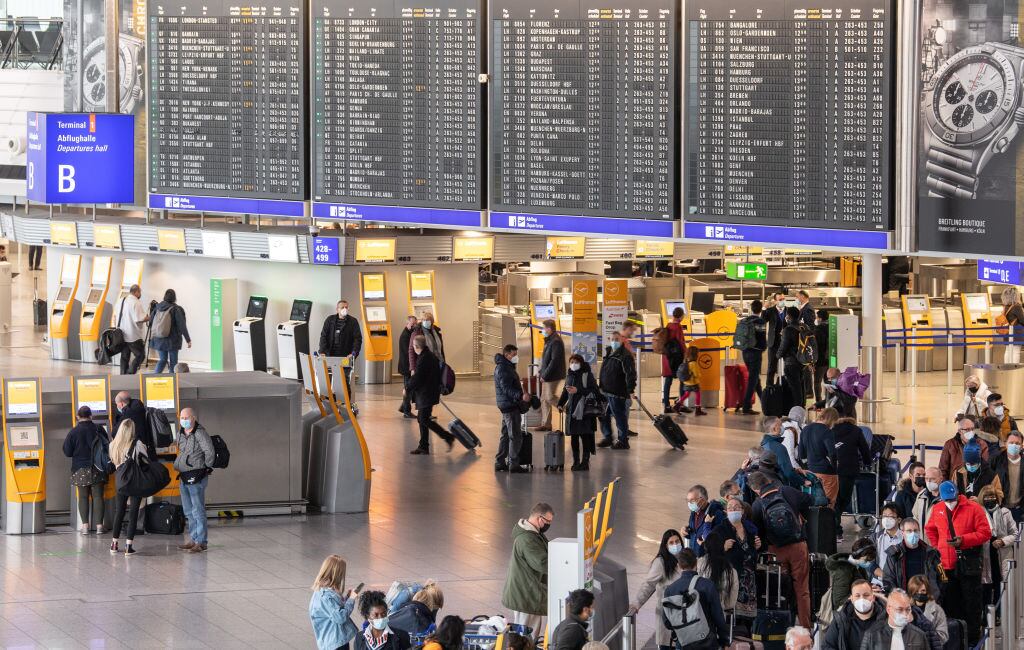 Las personas esperan sus vuelos en el aeropuerto de Hessen