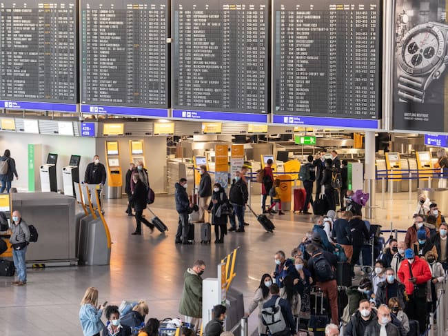 Las personas esperan sus vuelos en el aeropuerto de Hessen
