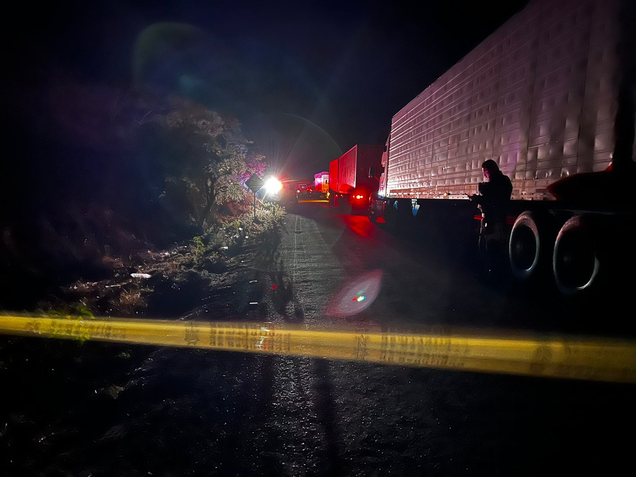 La policía custodia la zona del grave accidente de un bus en México
