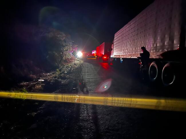 La policía custodia la zona del grave accidente de un bus en México