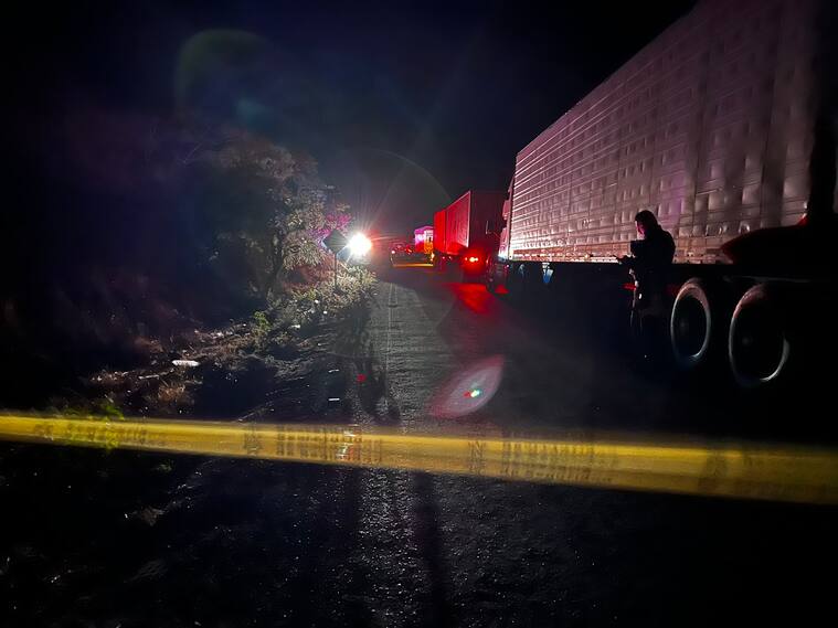 La policía custodia la zona del grave accidente de un bus en México