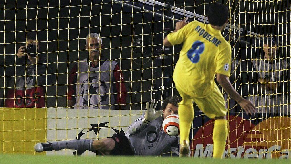 CASTELLO DE LA PLANA, SPAIN - APRIL 25: Jens Lehman of Arsenal saves a penalty kick from Riquelme of Villarreal during the UEFA Champions League Semi Final second leg match between Villarreal and Arsenal at the El Madrigal Stadium on April 25, 2006 in Castello de la Plana, Spain. (Photo by Alex Livesey/Getty Images)