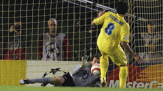 CASTELLO DE LA PLANA, SPAIN - APRIL 25: Jens Lehman of Arsenal saves a penalty kick from Riquelme of Villarreal during the UEFA Champions League Semi Final second leg match between Villarreal and Arsenal at the El Madrigal Stadium on April 25, 2006 in Castello de la Plana, Spain. (Photo by Alex Livesey/Getty Images)