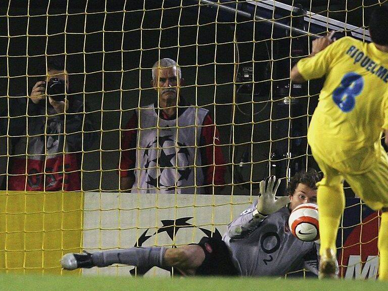 CASTELLO DE LA PLANA, SPAIN - APRIL 25: Jens Lehman of Arsenal saves a penalty kick from Riquelme of Villarreal during the UEFA Champions League Semi Final second leg match between Villarreal and Arsenal at the El Madrigal Stadium on April 25, 2006 in Castello de la Plana, Spain. (Photo by Alex Livesey/Getty Images)