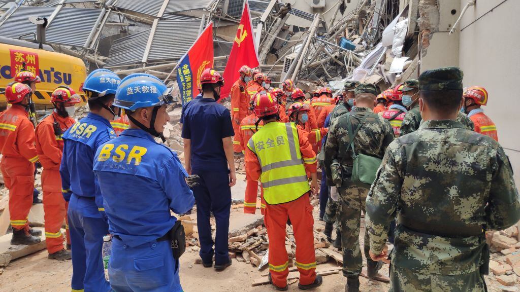 Rescatistas trabajan en los escombros del Hotel Siji Kaiyuan en China