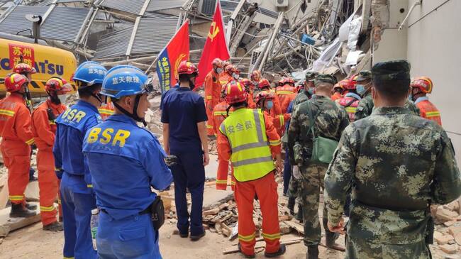 Rescatistas trabajan en los escombros del Hotel Siji Kaiyuan en China