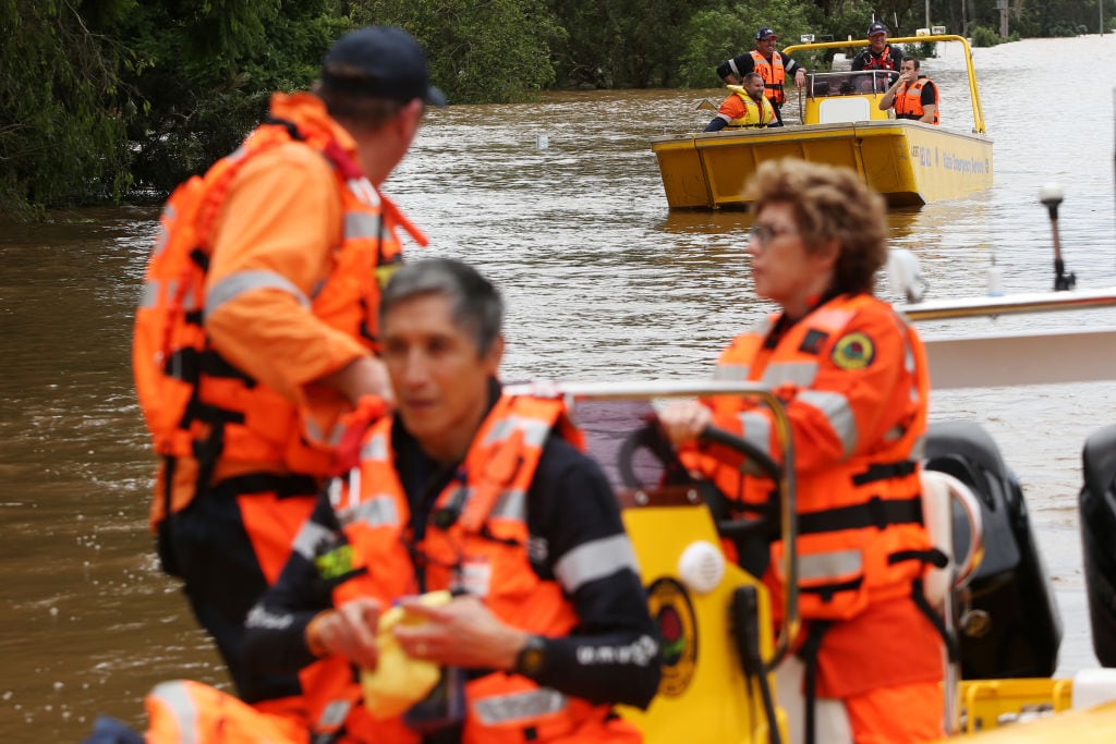 Equipos de emergencia rescatan personas en botes en Sídney