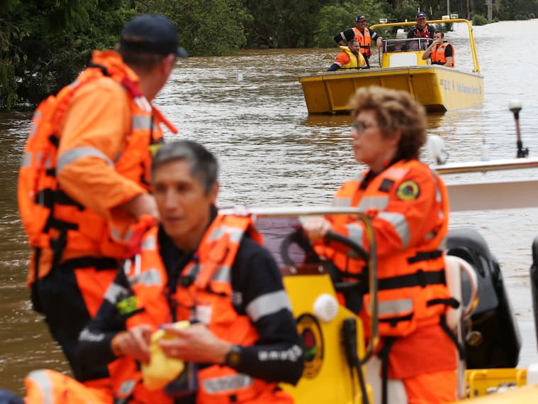 Equipos de emergencia rescatan personas en botes en Sídney