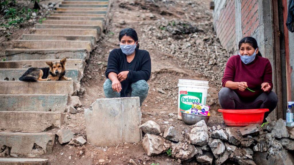 Una mujer espera por comida en Lima