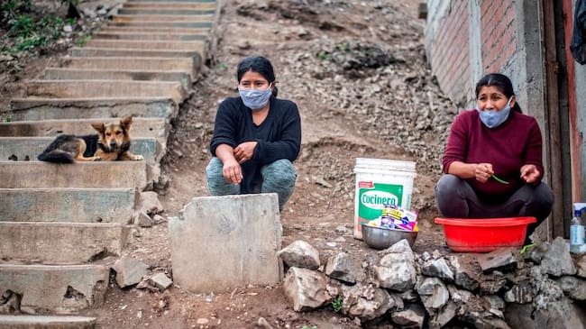 Una mujer espera por comida en Lima