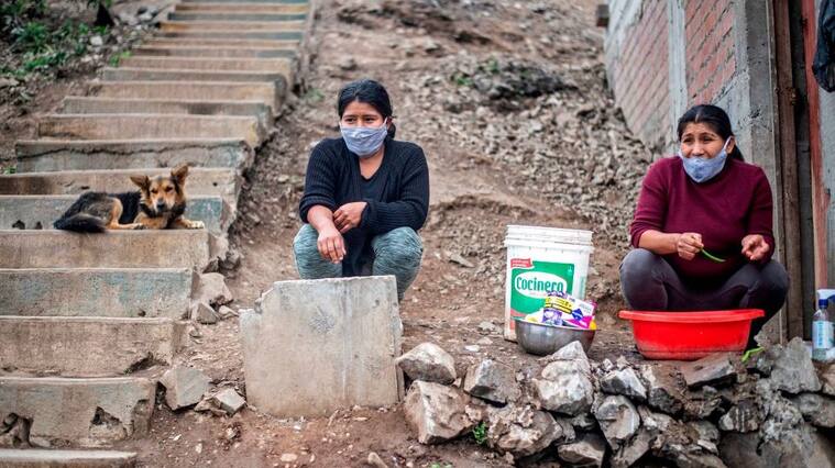 Una mujer espera por comida en Lima