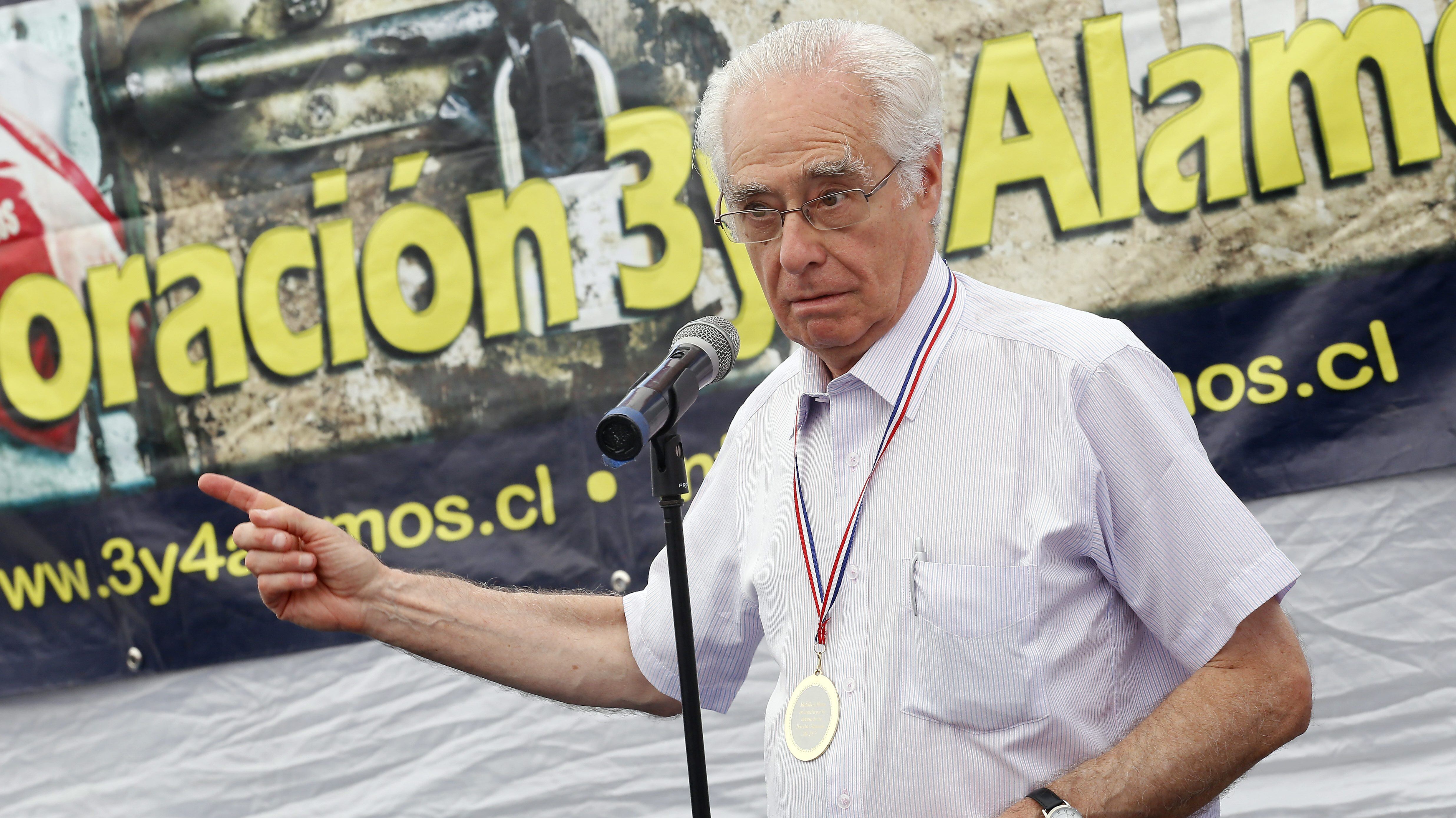 7 Febrero del 2015/SANTIAGORoberto Garreton agradece reconocimiento a travez de un discurso realizado en la Ceremonia ,Ex detenidos de los campos de detención y torturas de Tres y Cuatro Álamos se reúnen para rendir homenaje a defensores de los DDHH, Andrés Aylwin, Roberto Garretón y de manera póstuma a Fernando Guarello Se realizará un acto musical y el emotivo encuentro con quienes viajan desde el exterior especialmente para esta actividad
Ceremonia realizada en canada 5359
FOTOS :RAUL LORCA TAPIA /AGENCIAUNO