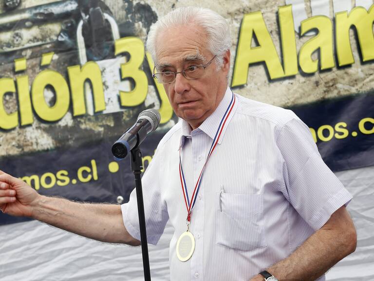 7 Febrero del 2015/SANTIAGORoberto Garreton agradece reconocimiento a travez de un discurso realizado en la Ceremonia ,Ex detenidos de los campos de detención y torturas de Tres y Cuatro Álamos se reúnen para rendir homenaje a defensores de los DDHH, Andrés Aylwin, Roberto Garretón y de manera póstuma a Fernando Guarello Se realizará un acto musical y el emotivo encuentro con quienes viajan desde el exterior especialmente para esta actividad
Ceremonia realizada en canada 5359
FOTOS :RAUL LORCA TAPIA /AGENCIAUNO