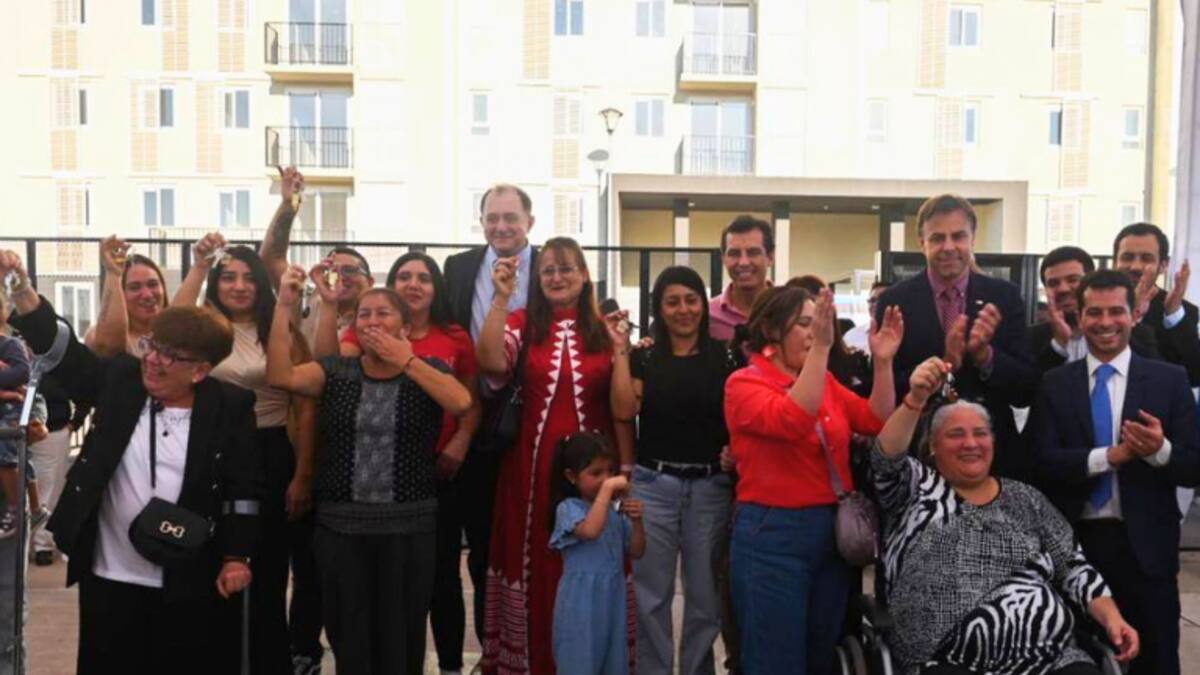 Minvu entregó viviendas a 280 familias de la RM: así son los departamentos que recibieron los beneficiarios del proyecto