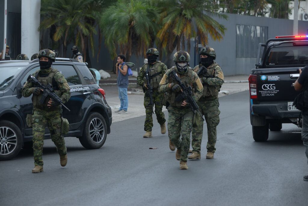 Las fuerzas de seguridad de Ecuador se despliegan en las calles de Guayaquil tras la crisis de violencia que provocan los grupos criminales.