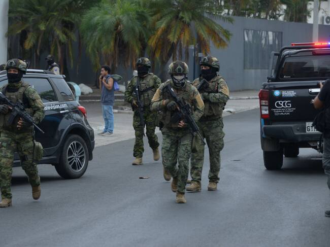 Las fuerzas de seguridad de Ecuador se despliegan en las calles de Guayaquil tras la crisis de violencia que provocan los grupos criminales.
