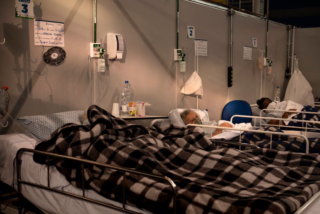 Pacientes Covid-19 son atendidos en un hospital de Sao Paulo