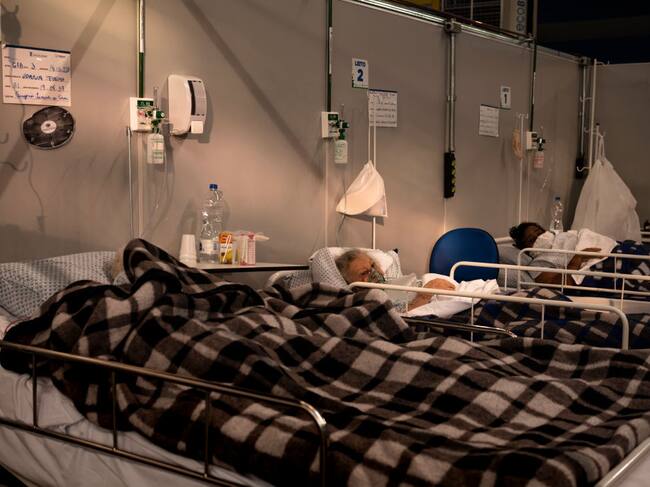 Pacientes Covid-19 son atendidos en un hospital de Sao Paulo