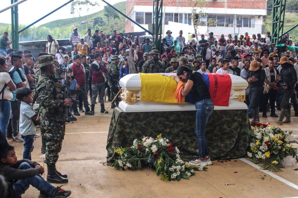 Una mujer llora sobre el féretro de un soldado muerto en Colombia