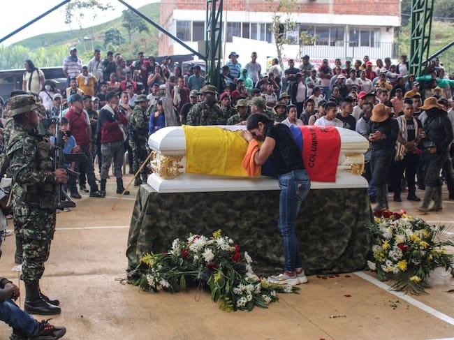 Una mujer llora sobre el féretro de un soldado muerto en Colombia