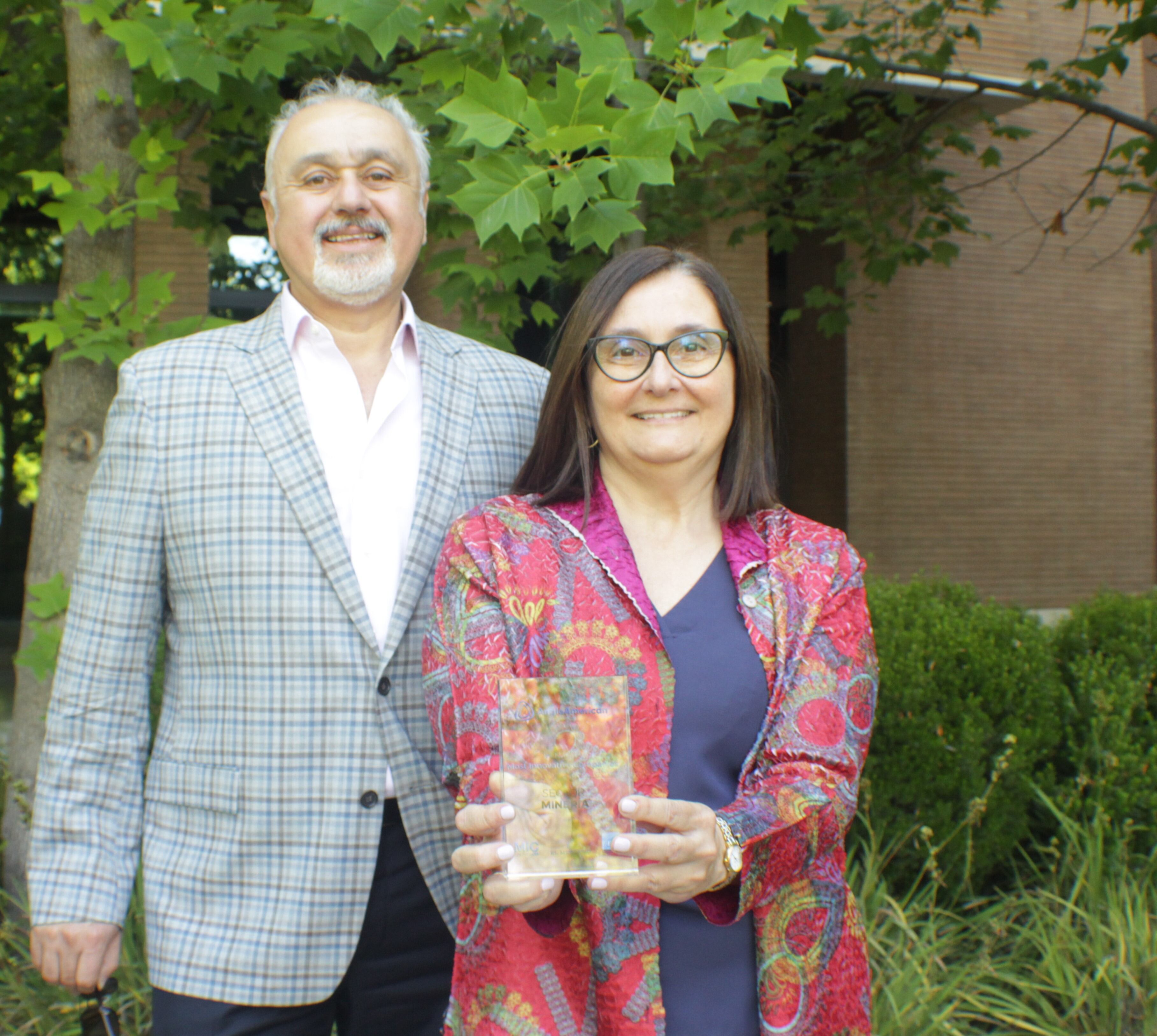 Rodrigo Subiabre, vicepresidente de Tecnología e Innovación de Anglo American; y Marcela Bocchetto, gerenta de Cambio Climático y Biodiversidad de Anglo American.