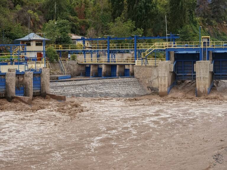 Orrego llama al «consumo responsable del agua» ante turbiedad de ríos: «No estamos cerca de un corte, pero tenemos que prevenirlo»