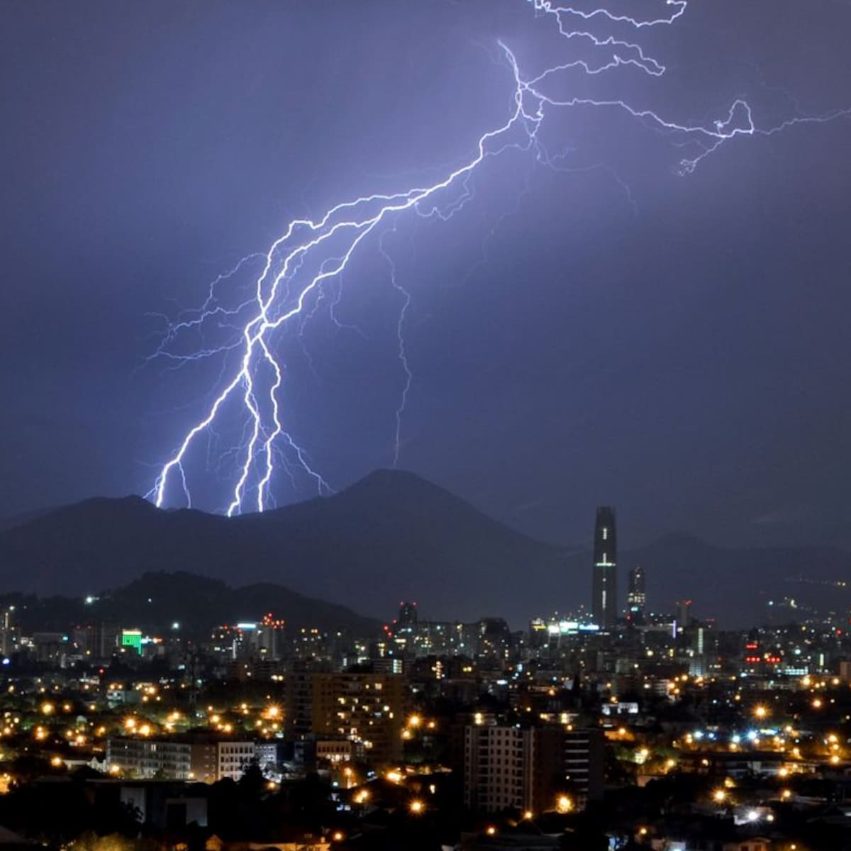 Santiago se llenó de relámpagos: captan tormenta eléctrica durante la madrugada