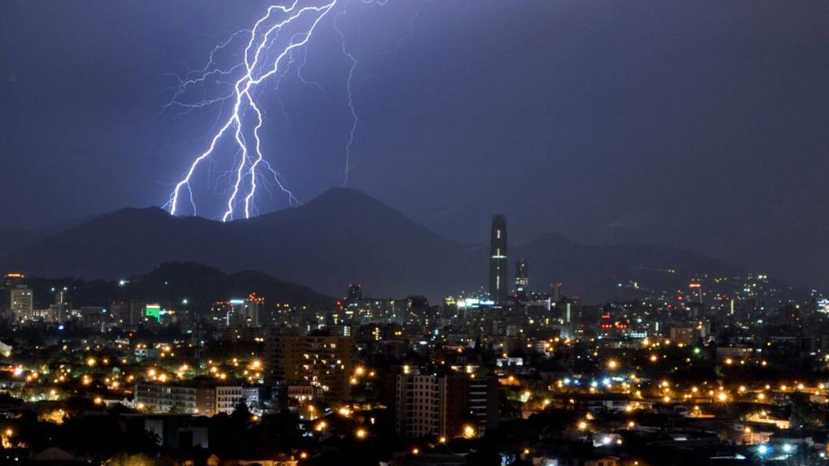 Tormentas eléctricas en la Región Metropolitana: truenos y relámpagos llegarían a la capital hoy miércoles