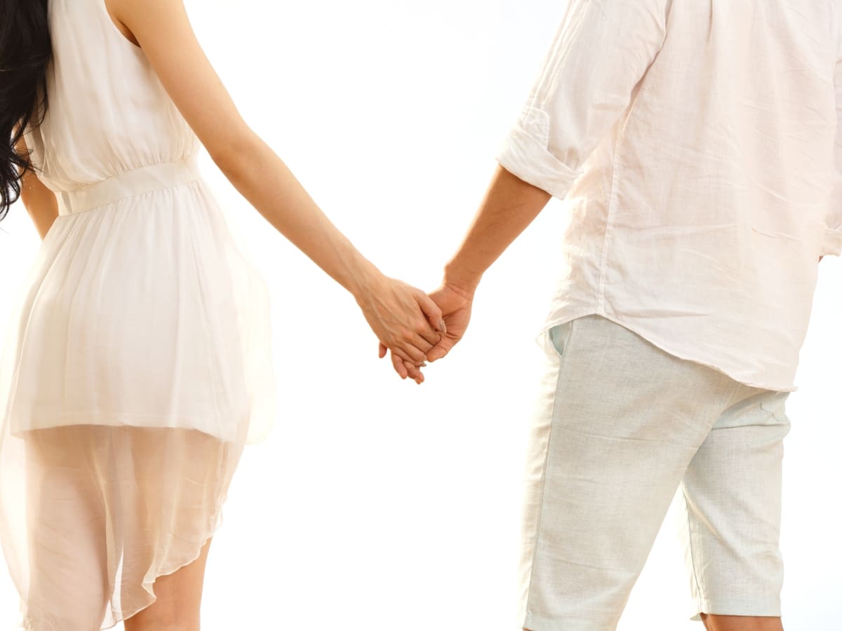 Partieron como compañeros de trabajo y ahora andan de la mano: foto confirmaría íntima relación de dos famosos chilenos