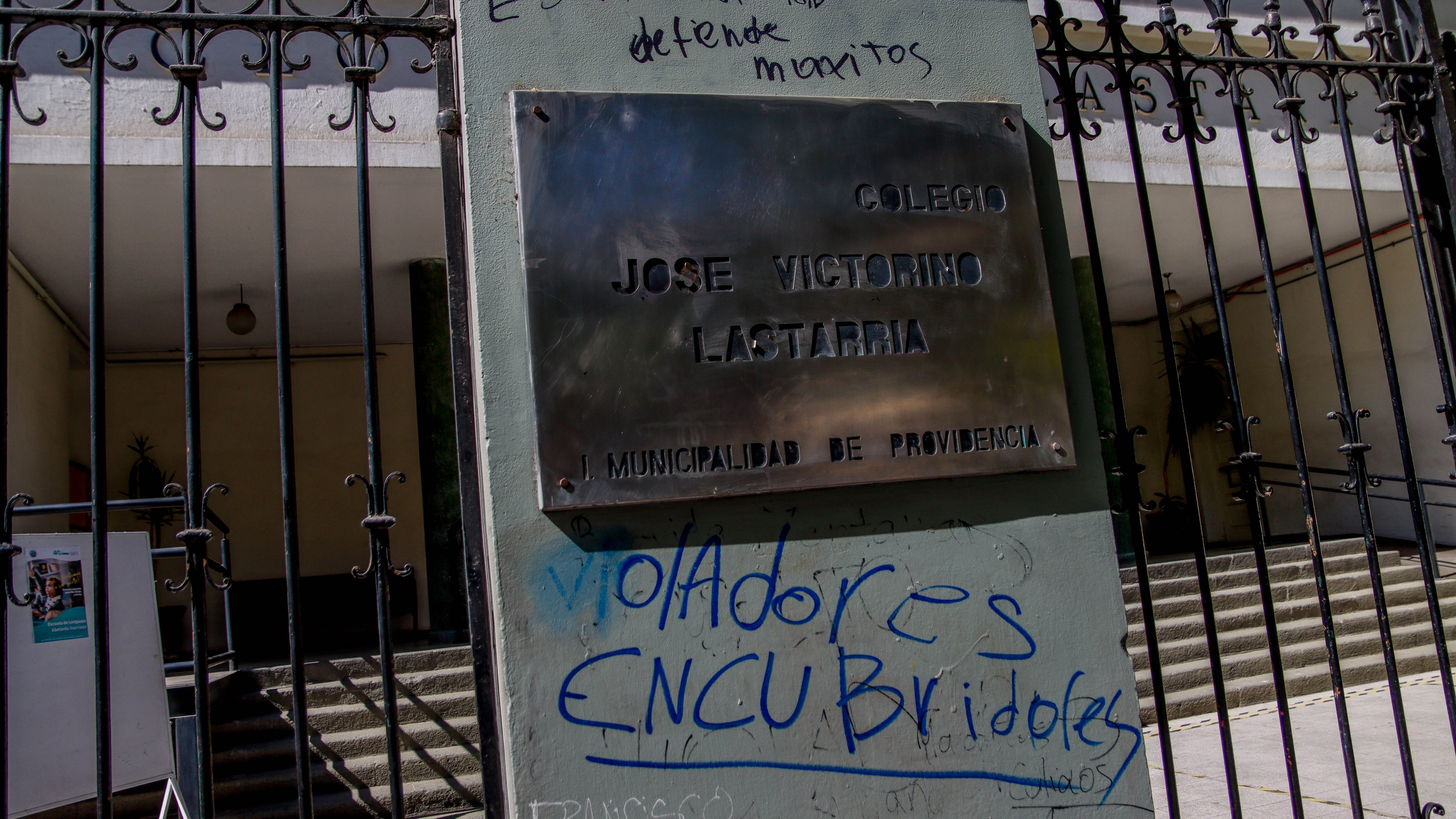 10 de Marzo 2022/ Santiago
Fachada del Liceo Lastarria, lugar donde secundarias de distintos colegios protestaron para denunciar a un grupo de redes sociales conformado por estudiantes de dicho recinto, donde habrían compartido imágenes intimas de escolares sin su consentimiento. En los mensajes se habrían expresado intenciones de cometer abusos sexuales.

Foto:JUAN FARIAS / AGENCIAUNO