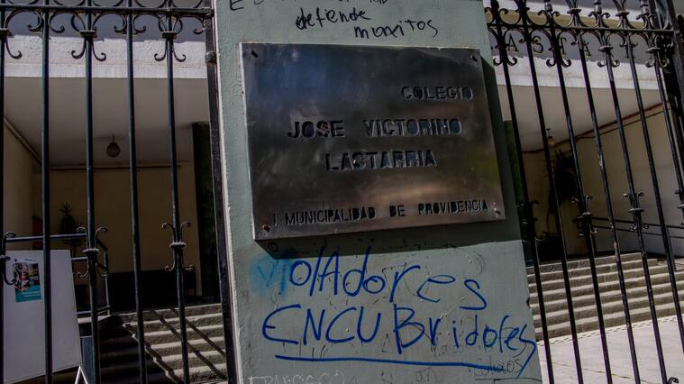 10 de Marzo 2022/ Santiago
Fachada del Liceo Lastarria, lugar donde secundarias de distintos colegios protestaron para denunciar a un grupo de redes sociales conformado por estudiantes de dicho recinto, donde habrían compartido imágenes intimas de escolares sin su consentimiento. En los mensajes se habrían expresado intenciones de cometer abusos sexuales.
Foto:JUAN FARIAS / AGENCIAUNO
