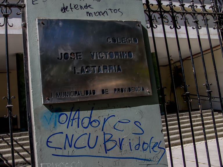 10 de Marzo 2022/ Santiago
Fachada del Liceo Lastarria, lugar donde secundarias de distintos colegios protestaron para denunciar a un grupo de redes sociales conformado por estudiantes de dicho recinto, donde habrían compartido imágenes intimas de escolares sin su consentimiento. En los mensajes se habrían expresado intenciones de cometer abusos sexuales.
Foto:JUAN FARIAS / AGENCIAUNO