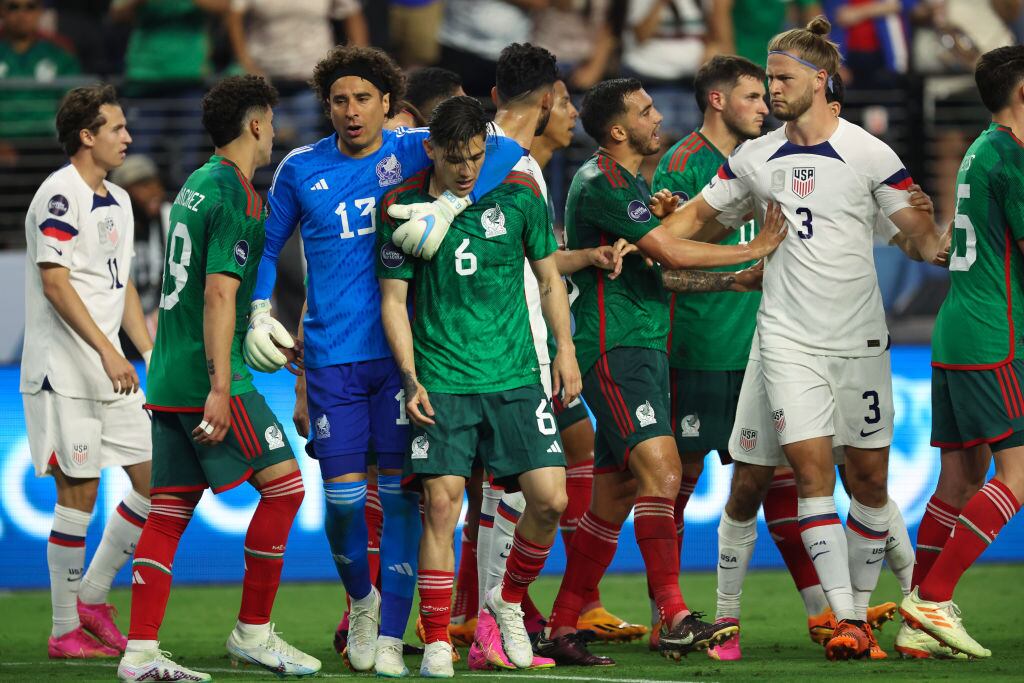 Jugadores de México y EEUU pelean durante un partido en Las Vegas