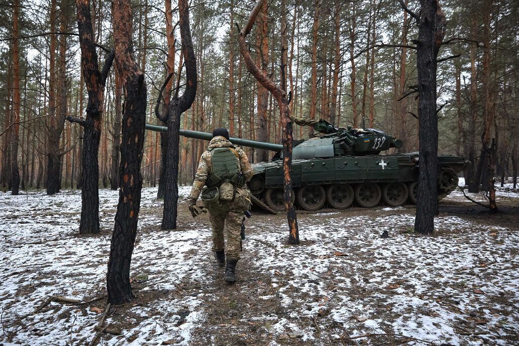 Soldado de Ucrania camina hacia un tanque en medio del conflicto en el Donbás