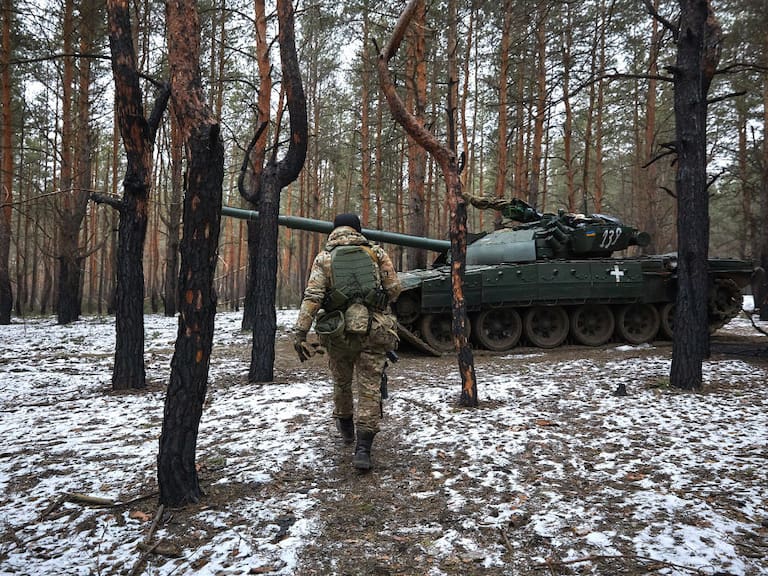 Soldado de Ucrania camina hacia un tanque en medio del conflicto en el Donbás