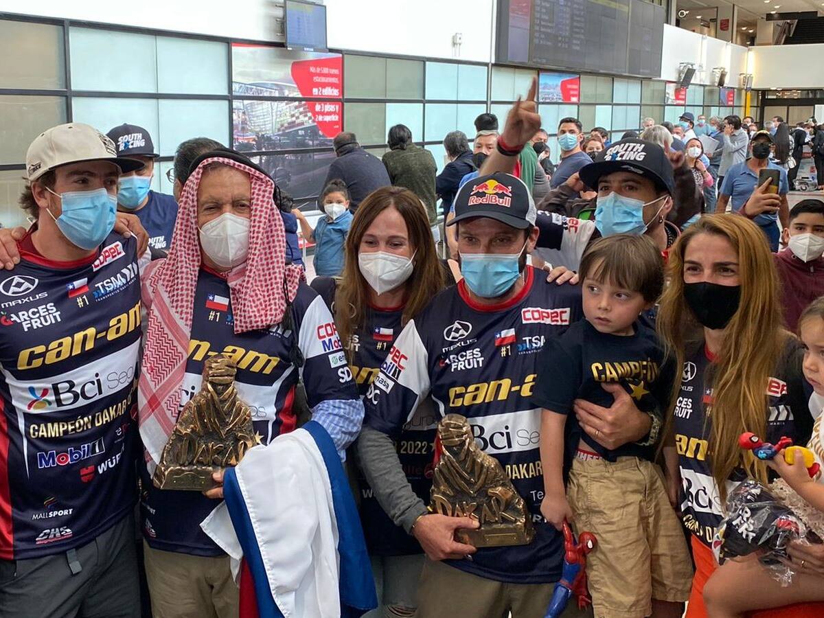 «Chaleco” López en su llegada al país tras ganar el Dakar: “Nos vemos cosechando más triunfos para Chile”