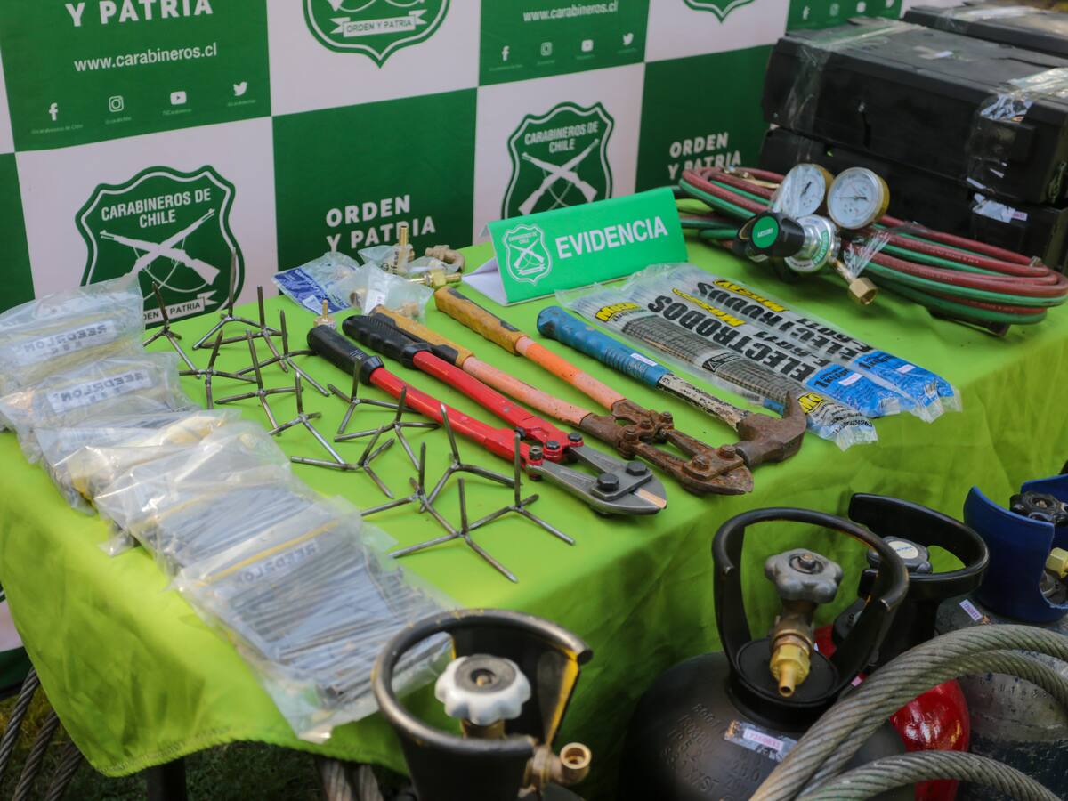 Carabineros detiene a dos sospechosos de robos a cajeros automáticos en la Región Metropolitana