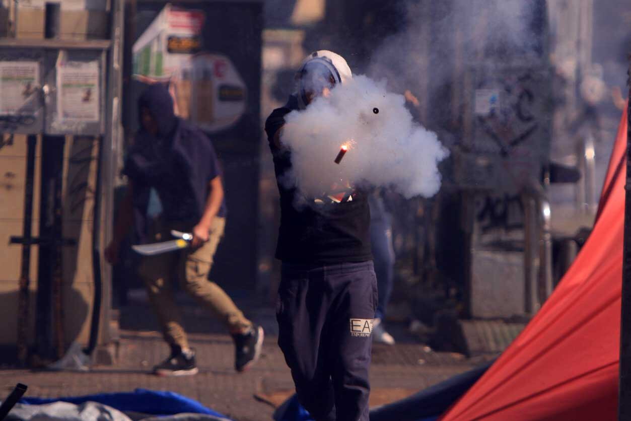 01 de Mayo de 2022/SANTIAGOIncidentes durante la marcha alterna del día del trabajador.
FOTO:AGENCIA UNO