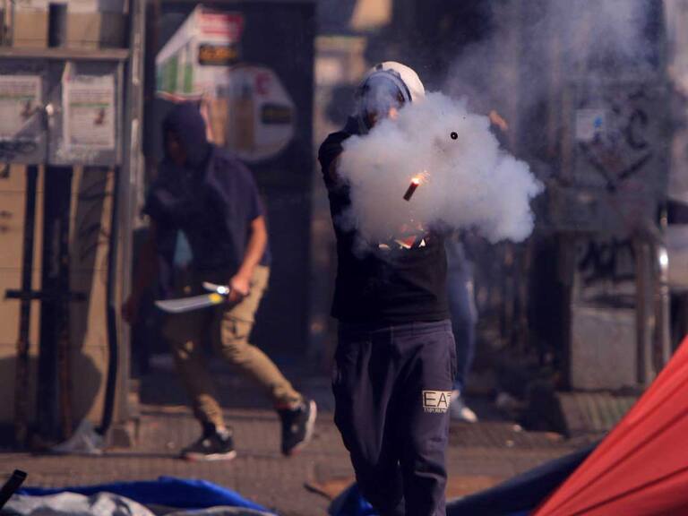 01 de Mayo de 2022/SANTIAGOIncidentes durante la marcha alterna del día del trabajador.
FOTO:AGENCIA UNO