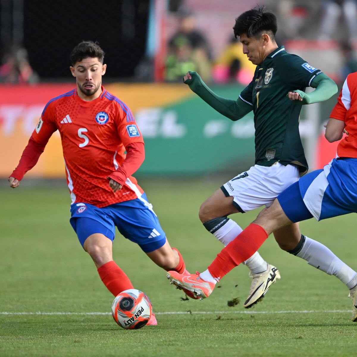 Seleccionado chileno sorprende y cambia de equipo en Europa: ya fue oficializado en su nuevo club