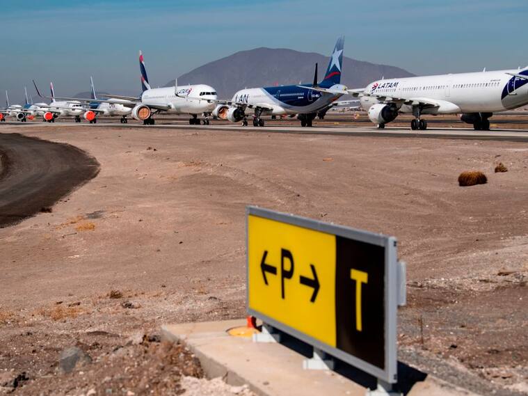 Aviones de Latam estacionados en el Aeropuerto de Santiago