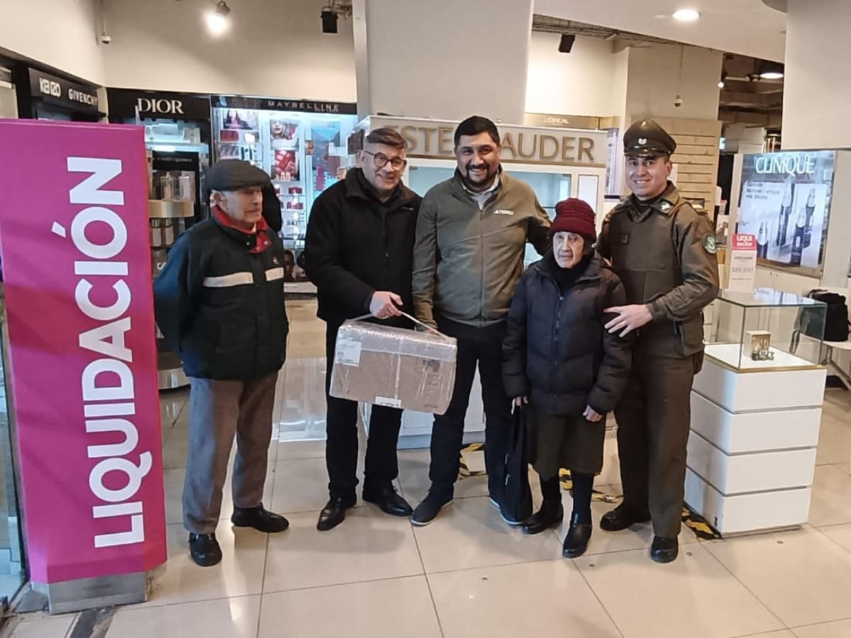 Matrimonio de adultos mayores recibieron millonario paquete de Falabella por error y lo devolvieron a Carabineros