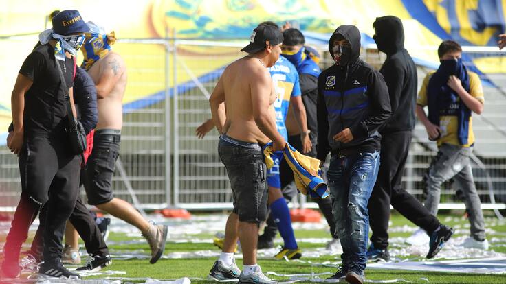 Everton identifica y sanciona a 17 hinchas que invadieron el Sausalito en el partido ante la UC